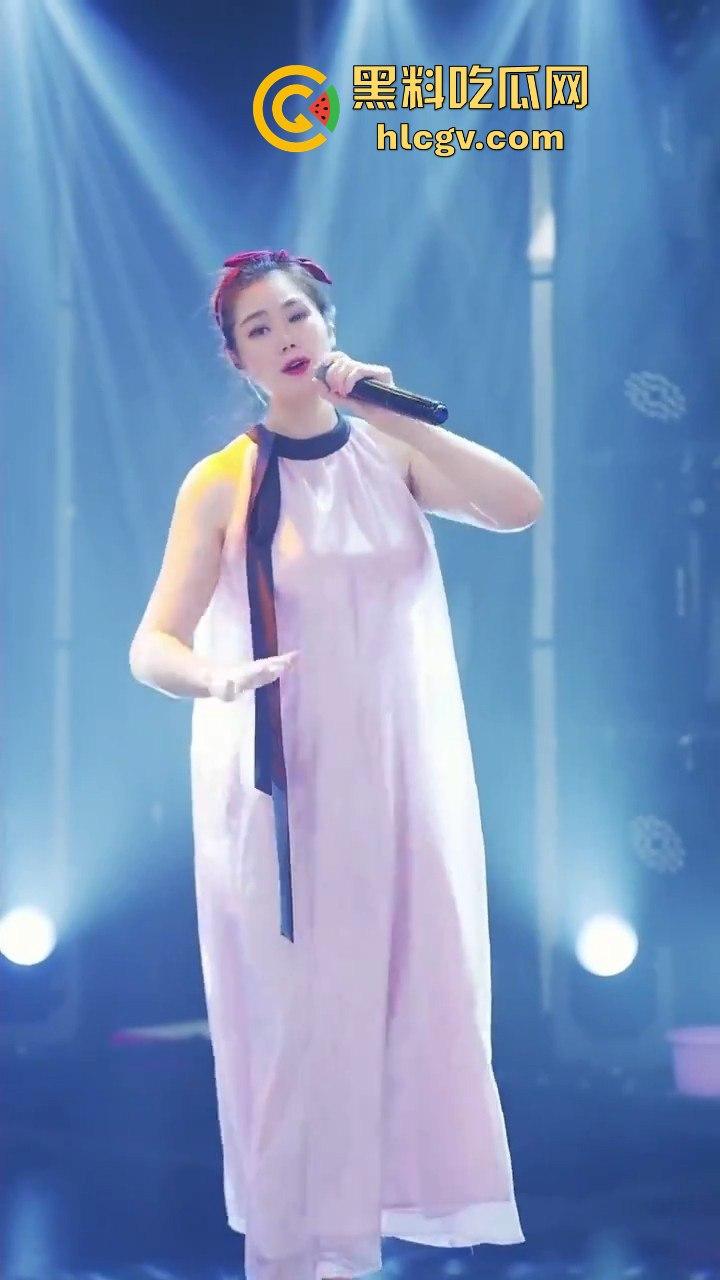 背光下的硕大果实！主播『王乙翕』真空半透纱裙直播唱歌，擦边操作吸引2万男粉丝，抖音新套路惊呆众人！-6