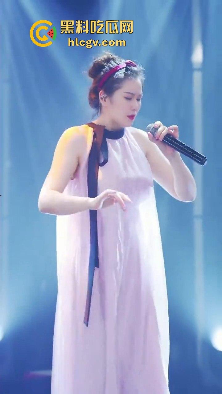 背光下的硕大果实！主播『王乙翕』真空半透纱裙直播唱歌，擦边操作吸引2万男粉丝，抖音新套路惊呆众人！-11