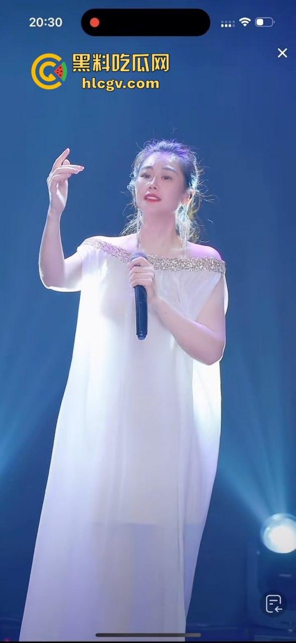 背光下的硕大果实！主播『王乙翕』真空半透纱裙直播唱歌，擦边操作吸引2万男粉丝，抖音新套路惊呆众人！-13