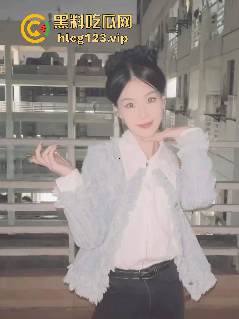 高颜值小姐姐酒店调教大曝光！情趣黑丝制服下的母狗爬行，开门就被逼日到飞起！-2