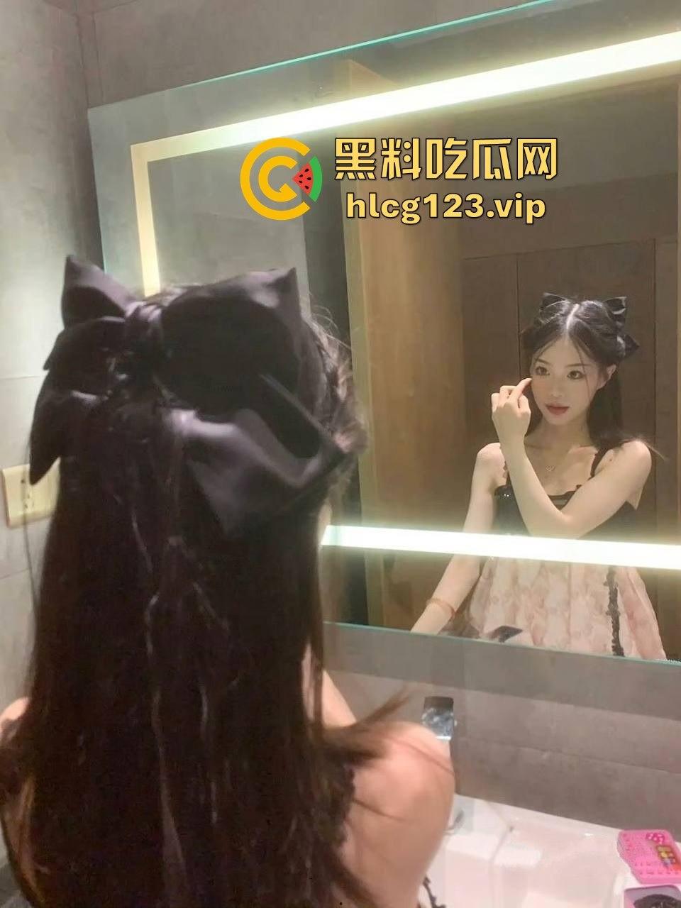 高颜值小姐姐酒店调教大曝光！情趣黑丝制服下的母狗爬行，开门就被逼日到飞起！-4