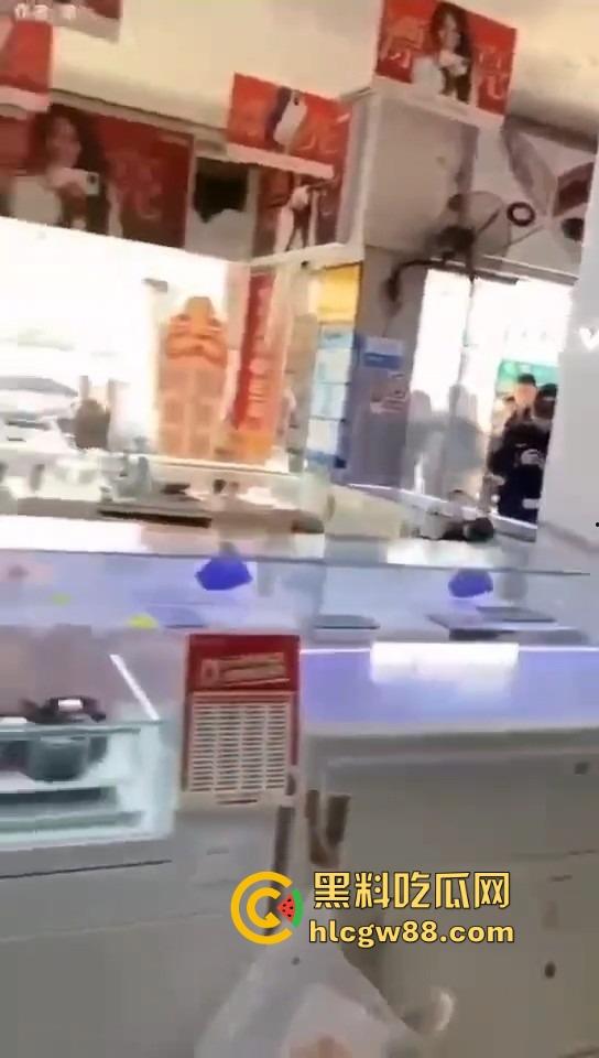 福州平潭惊现黄金大劫案，体育广场光天化日明抢，劫匪嚣张到极点喊着今天要杀人，还自拍发到网上！-9