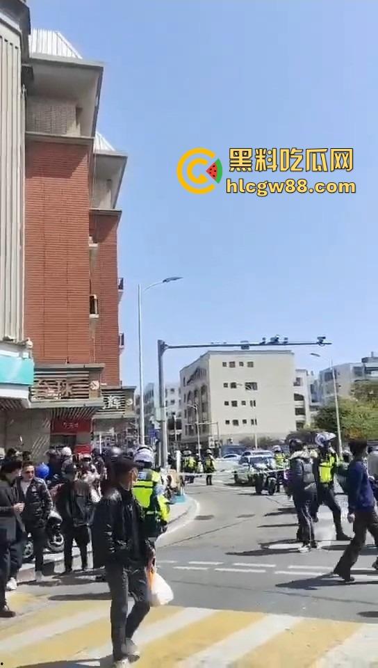 福州平潭惊现黄金大劫案，体育广场光天化日明抢，劫匪嚣张到极点喊着今天要杀人，还自拍发到网上！-12