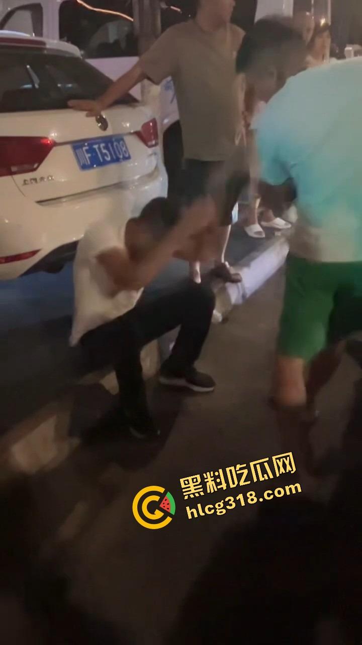 彭山老毕登抖音撩小妹妹,酒店门口被亲爹堵住一顿胖揍,老色胚当场趴窝,路人全程围观叫好!-12