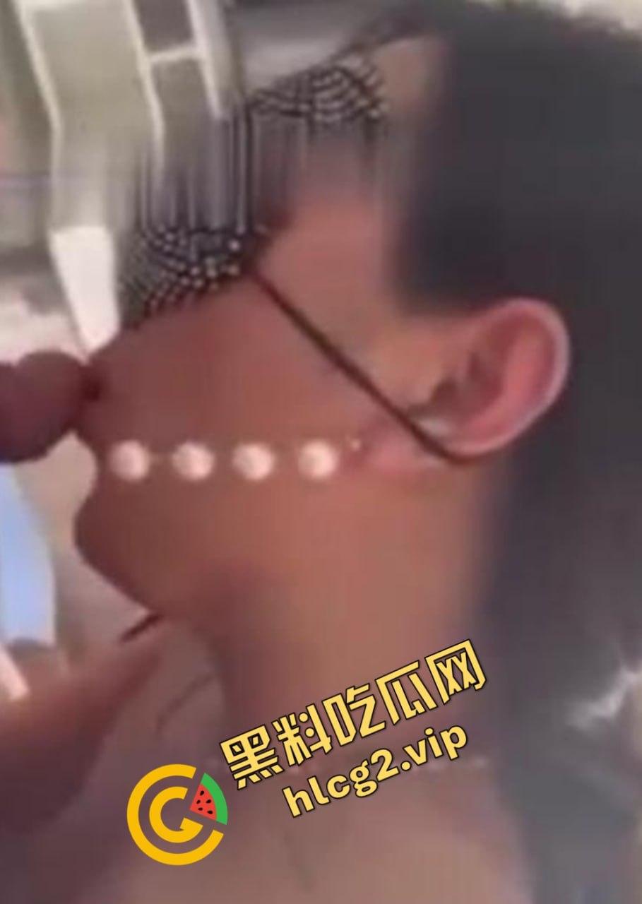 快手网红熟女『女人本色』跟儿子乱伦啪啪视频流出！大奶丝袜骚人妻跪舔口交！-8