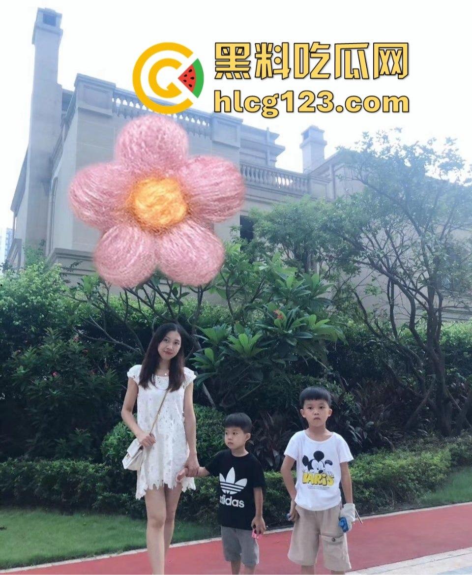 老婆当炮友母狗玩得飞起,自己辛苦赚钱养着个母狗给别人爽!家里床成了野男人肏逼圣地!-6