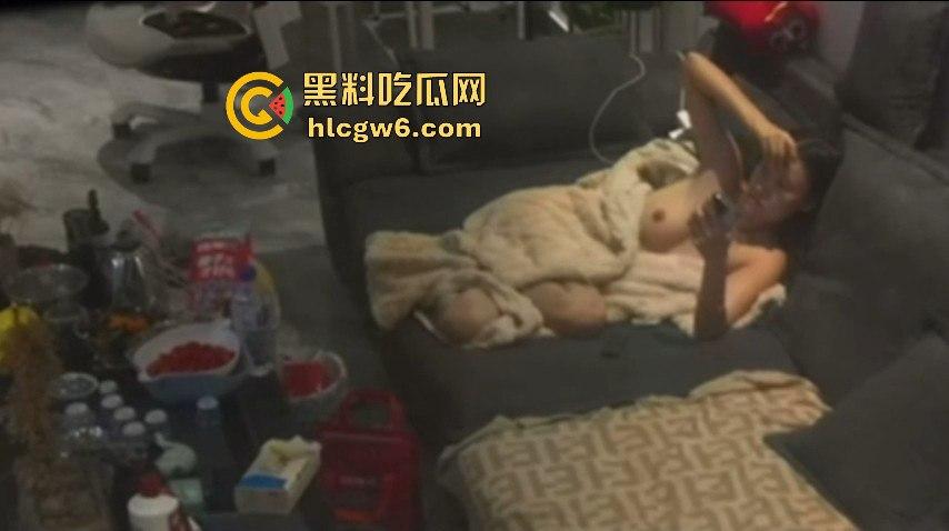 江苏南京市鼓楼区裸体大奶少妇欣赏了吗，瓜友用无人偷拍独守空房的裸装少妇看着很温柔舒服。-12