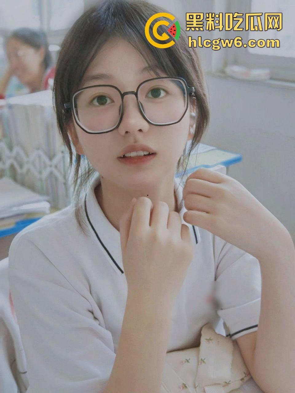 湛江校园乖乖女『袁雨怡』课后厕所吃鸡名场面曝光，老师还在办公室改卷她练枪，人狠话不多人小技术骚！-1