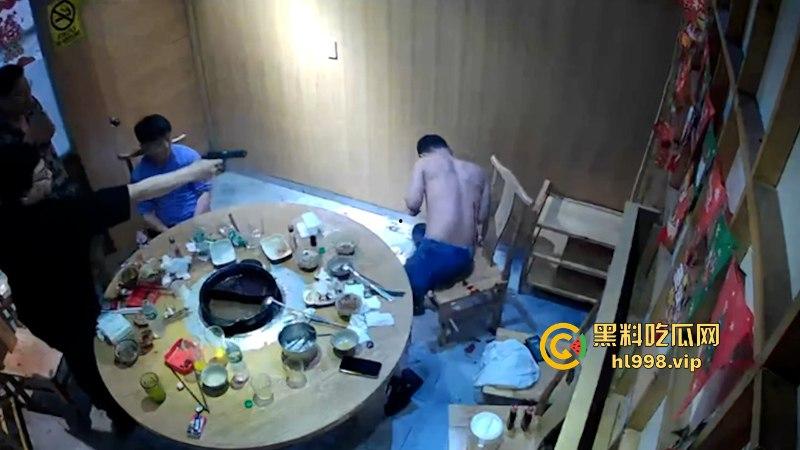 话不投机掏枪就干！吃个饭命没了！华人饭店一中国人被东北男枪杀 监控曝光凶杀现场-8