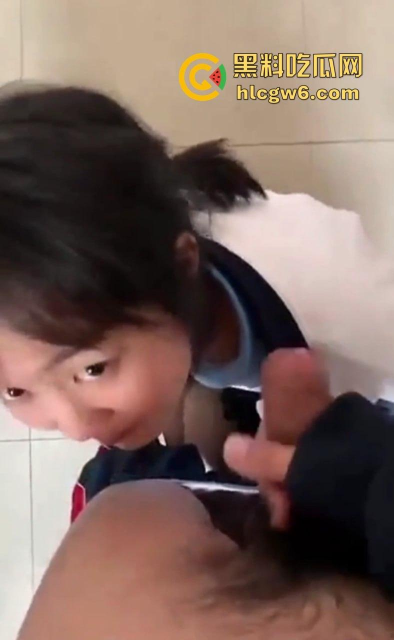 湛江校园乖乖女『袁雨怡』课后厕所吃鸡名场面曝光，老师还在办公室改卷她练枪，人狠话不多人小技术骚！-11