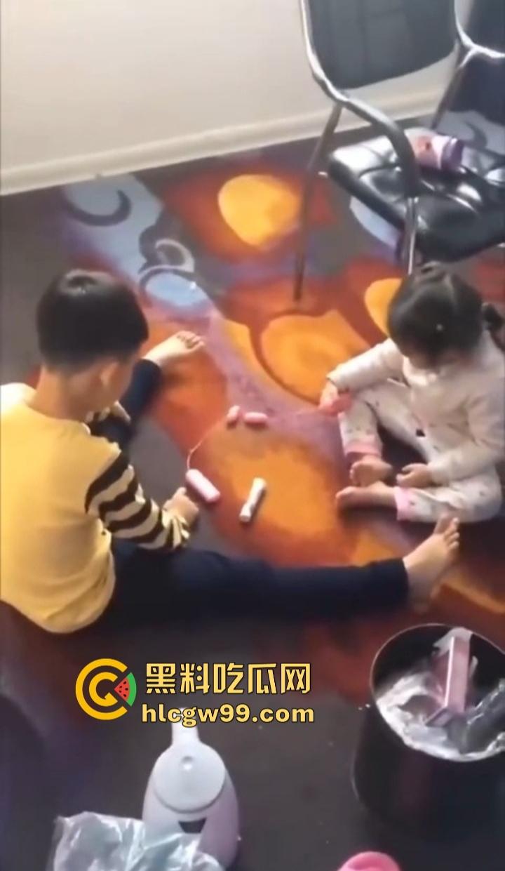 单身姑姑过年遭受社死重击，虎逼熊孩子拿姑姑的跳蛋斗鸡，假鸡巴粘地上拔河，当玩具玩得风生水起！-4