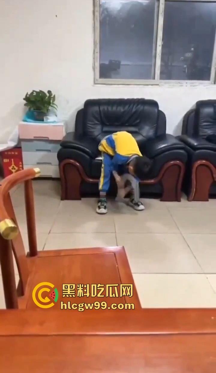 单身姑姑过年遭受社死重击，虎逼熊孩子拿姑姑的跳蛋斗鸡，假鸡巴粘地上拔河，当玩具玩得风生水起！-5