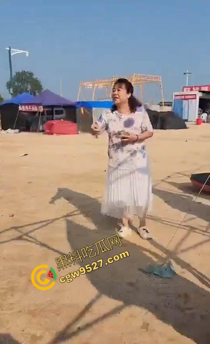 6旬大妈街头吵架全裸求操 肥臀巨乳让年轻小伙瞠目结舌乖乖溜走， 大妈骚操作惊呆路人-6