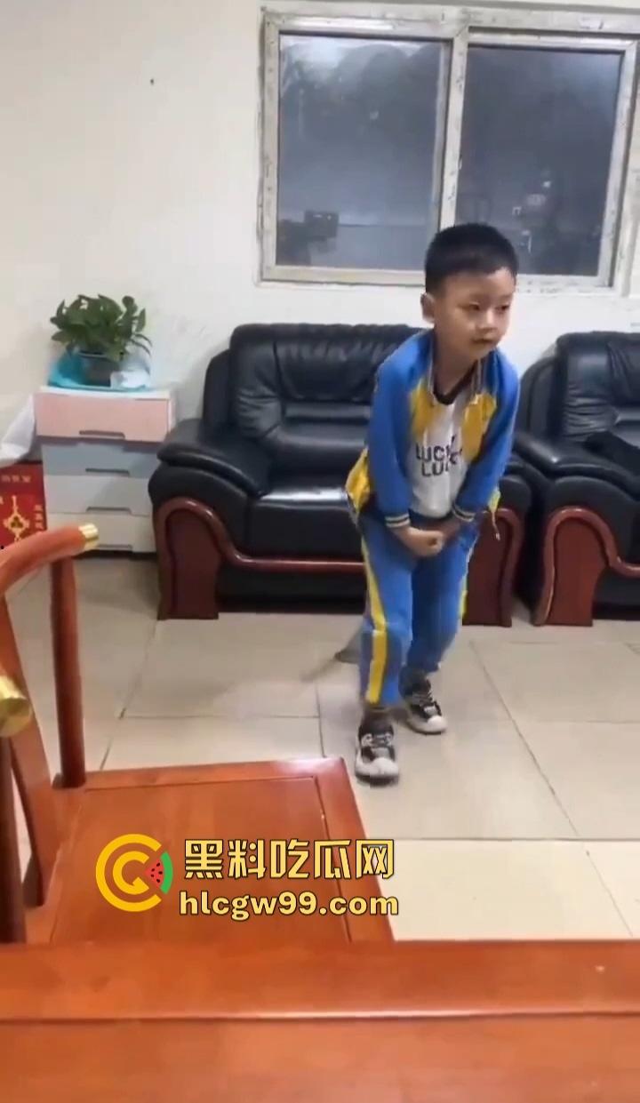 单身姑姑过年遭受社死重击，虎逼熊孩子拿姑姑的跳蛋斗鸡，假鸡巴粘地上拔河，当玩具玩得风生水起！-7