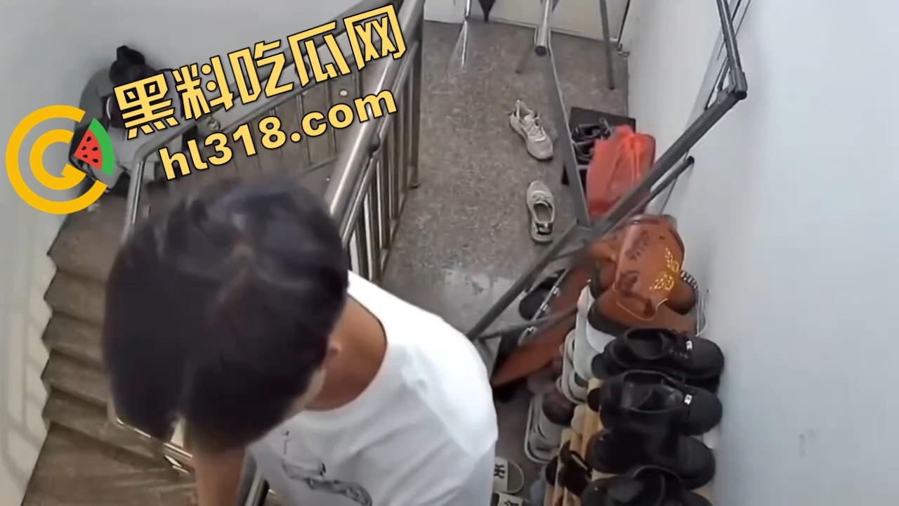 群友深夜迷恋玉足，结果踩进天罗地网？监控一开，真相比脚香还刺激，结果全群看了个全景4K还带声！-8