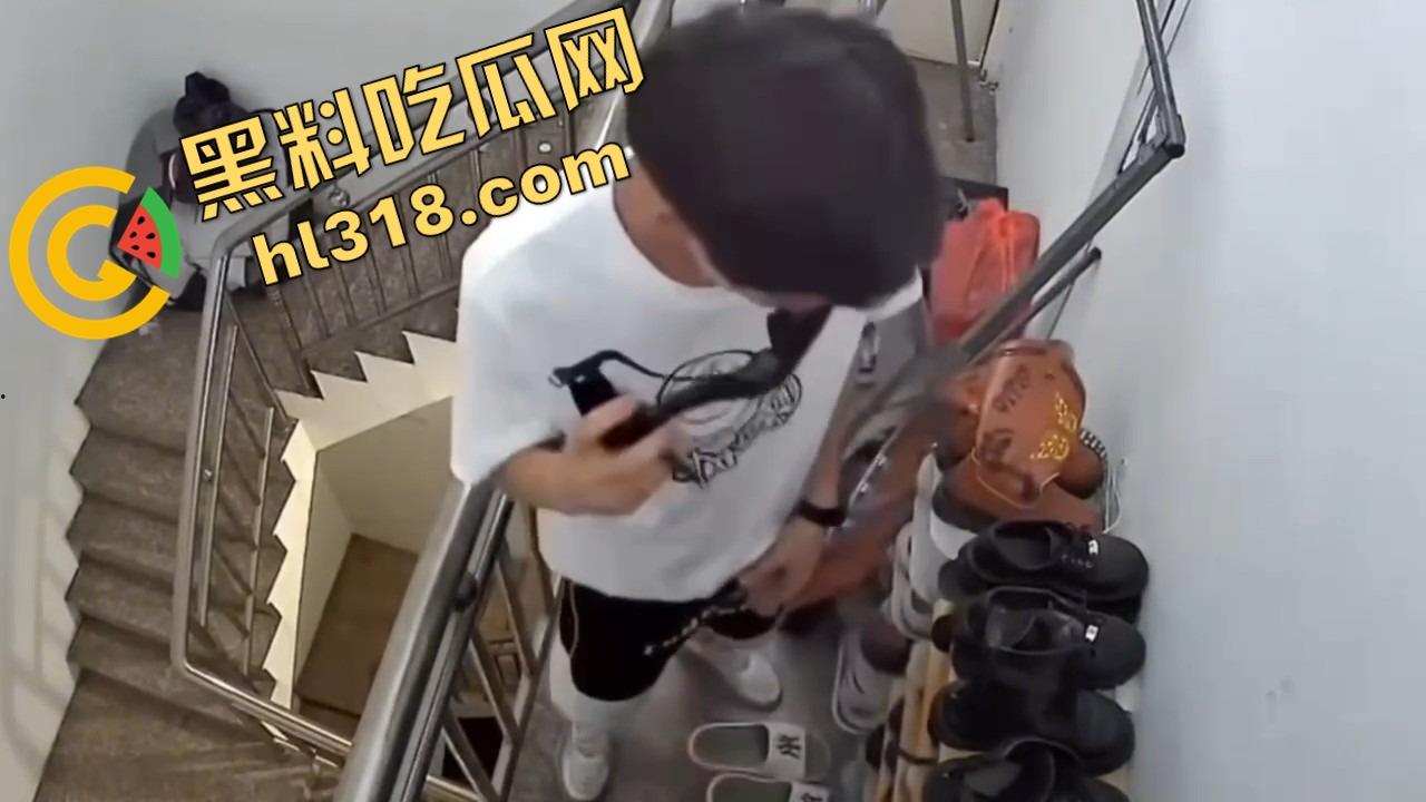 群友深夜迷恋玉足，结果踩进天罗地网？监控一开，真相比脚香还刺激，结果全群看了个全景4K还带声！-11