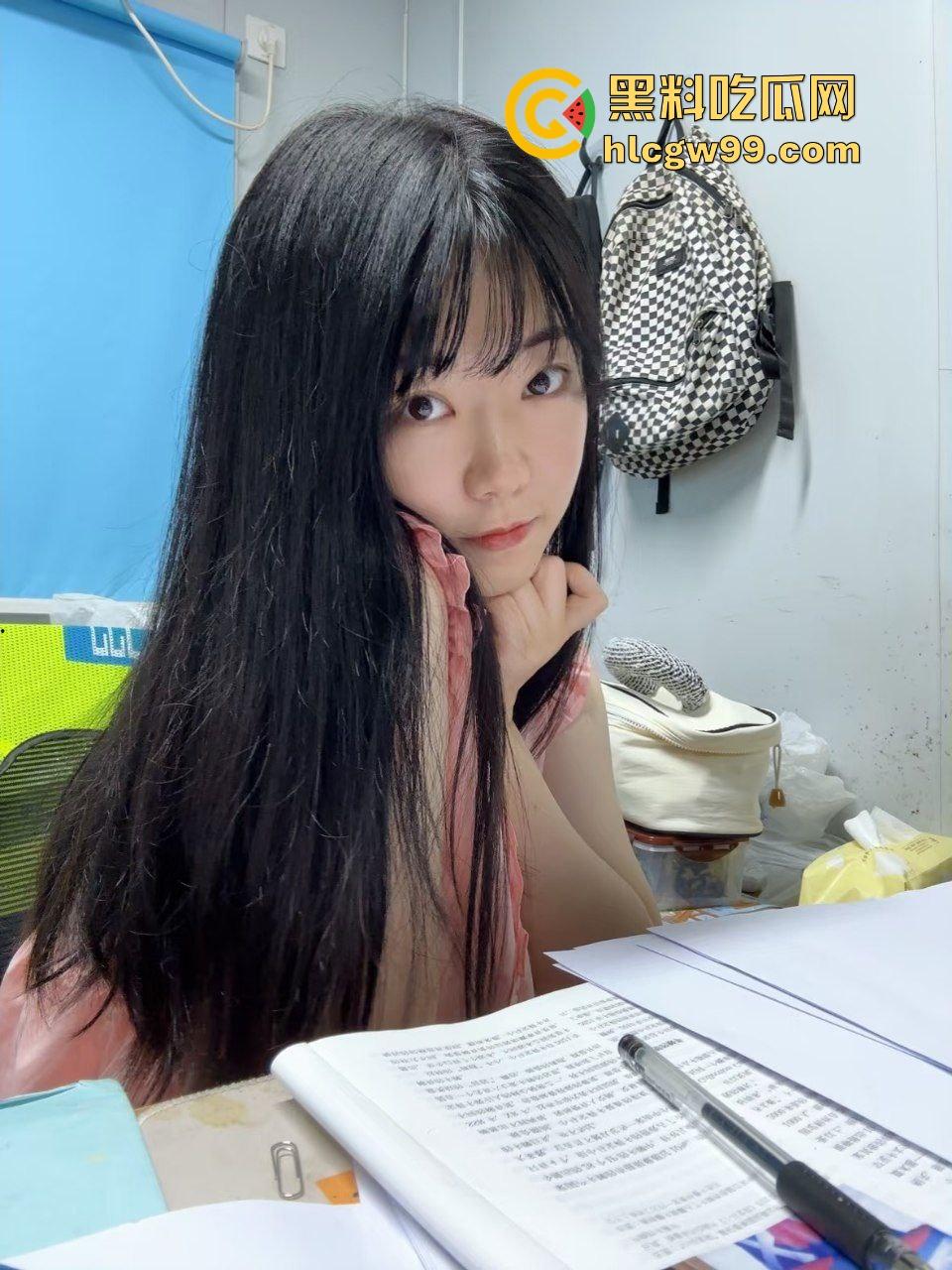 湖南外贸职业反差母狗【杨雨欣】偷拍全程记录女生宿舍换衣，床帘内露奶自慰淫荡又刺激！-1