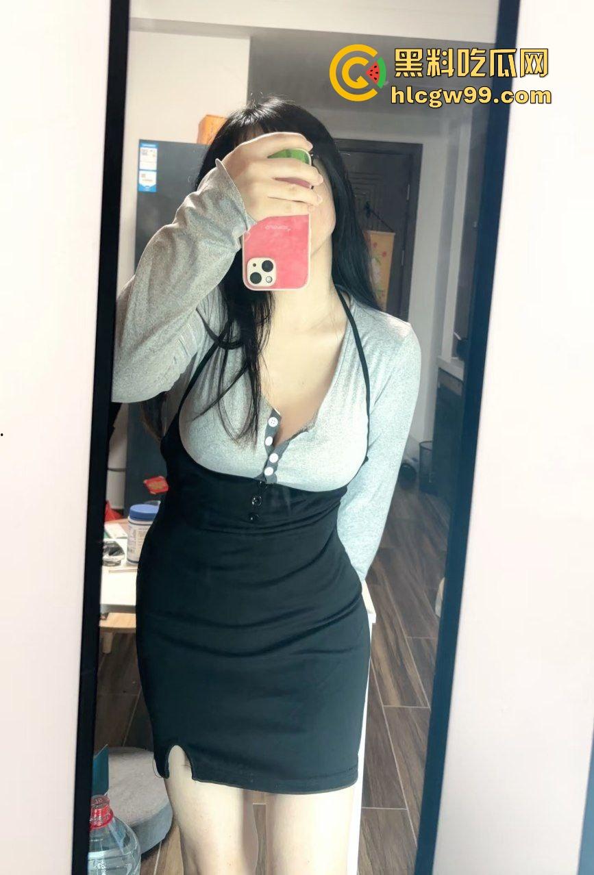 湖南外贸职业反差母狗【杨雨欣】偷拍全程记录女生宿舍换衣，床帘内露奶自慰淫荡又刺激！-3