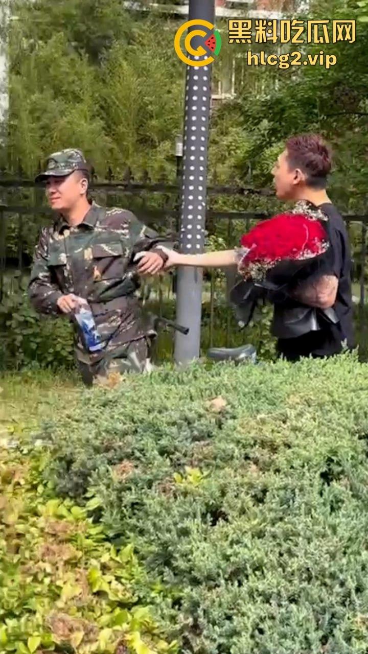 从震惊到无语:男生手捧玫瑰表白男教官 当街牵手惹众人激动跳脚!-4