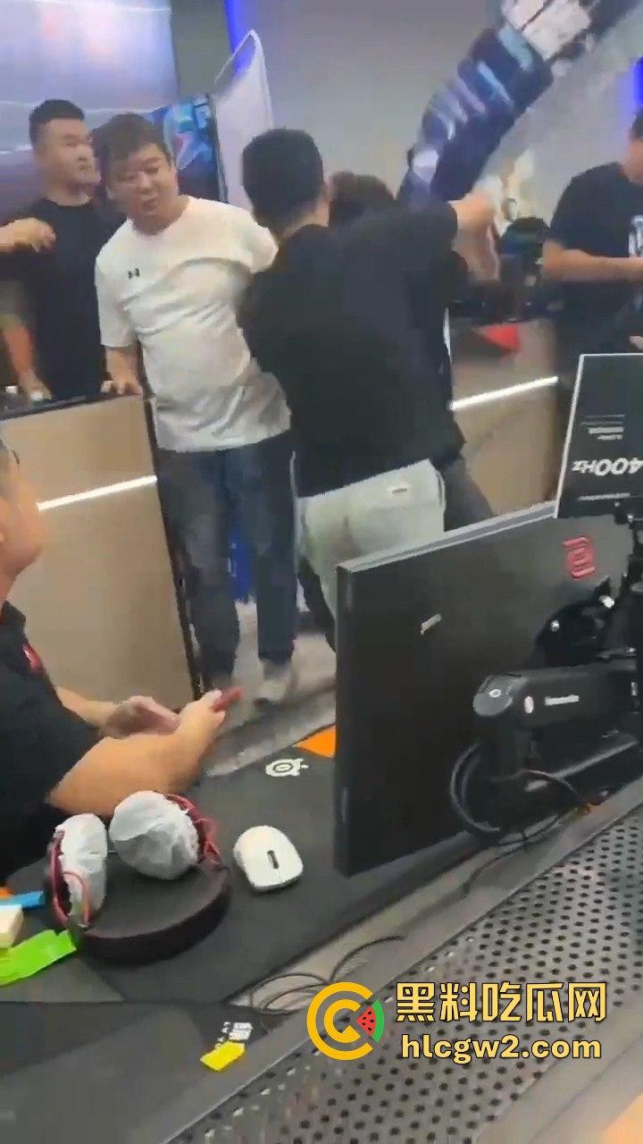 穿越火线百城联赛【TIGERS】打到线下！线上干仗变成现实围殴，现场实战猛干堪比战场！-8