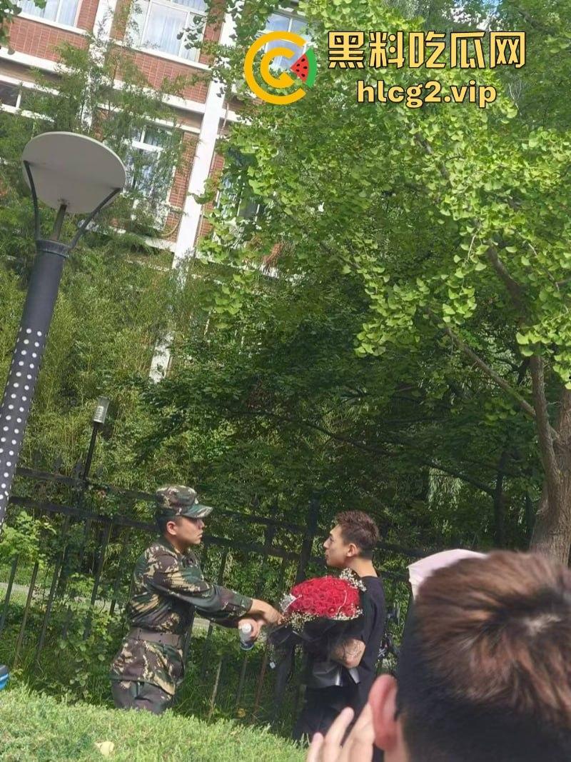 从震惊到无语:男生手捧玫瑰表白男教官 当街牵手惹众人激动跳脚!-7