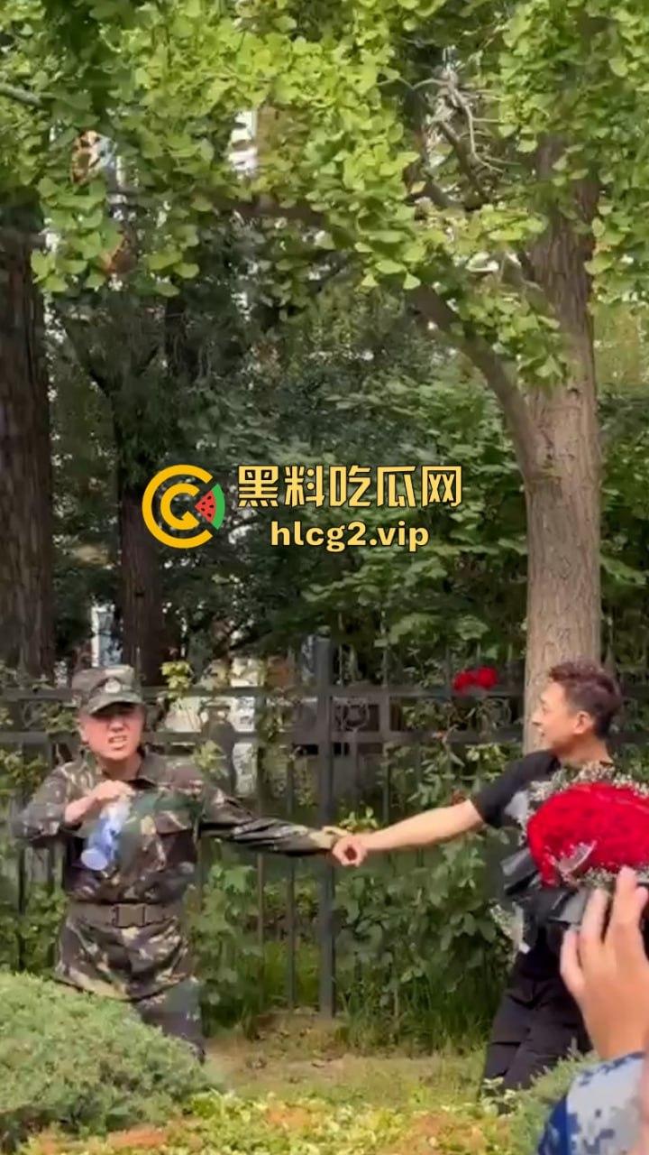 从震惊到无语:男生手捧玫瑰表白男教官 当街牵手惹众人激动跳脚!-9