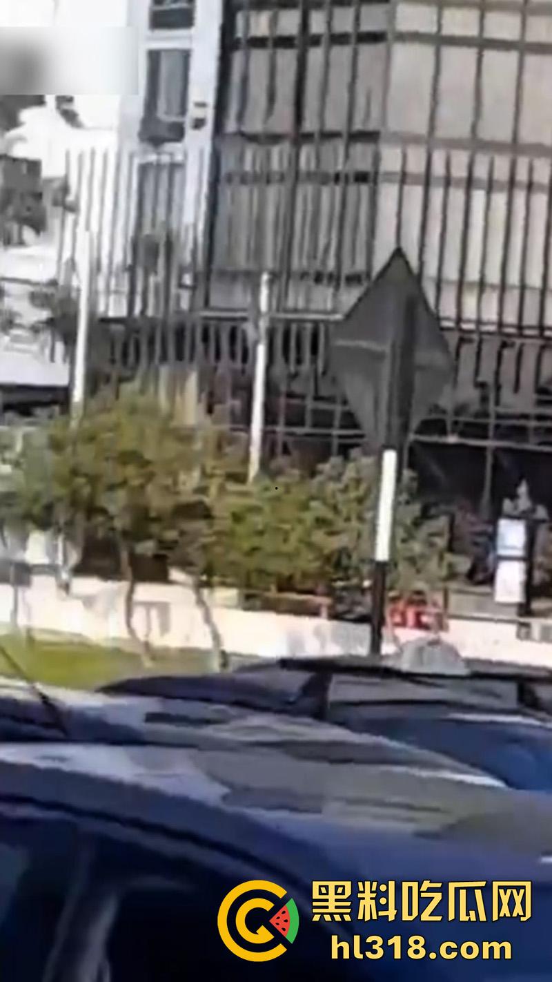 巴西男子跳楼现场，因所要医疗保险无果，直接跑到保险公司楼顶，几番犹豫后一跃而下！-9