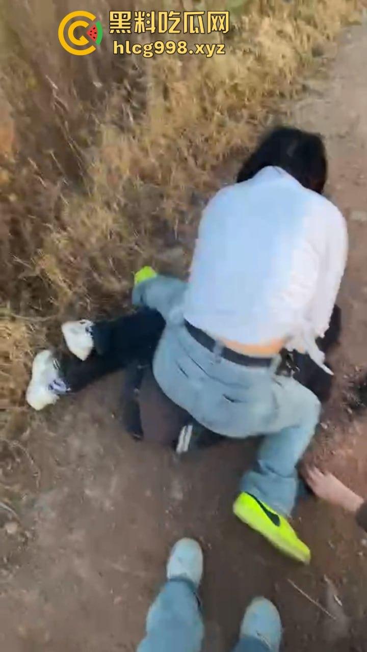 山西女生野外遭7人围殴 视频曝光长达5分钟打骂虐待 真是一群畜生！-1