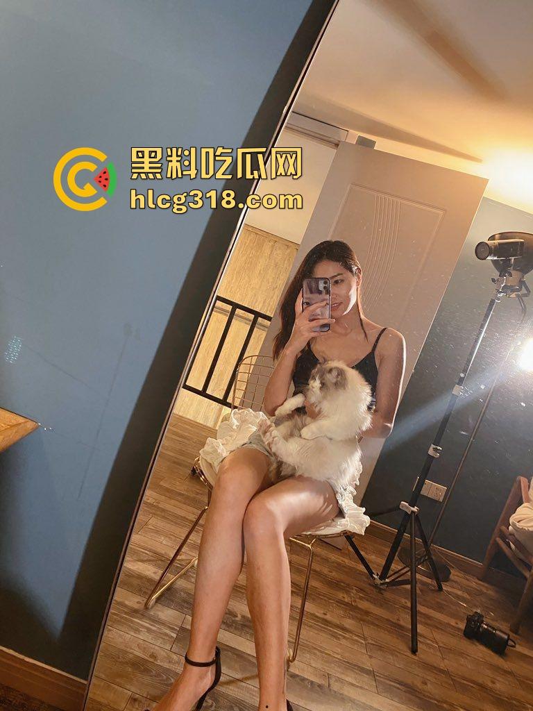 骚货接电话也不忘被插!大鸡巴干到子宫口她都还能跟婚庆公司讲价,这专业素质我服了!-6