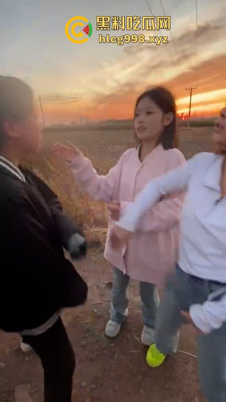 山西女生野外遭7人围殴 视频曝光长达5分钟打骂虐待 真是一群畜生！-4