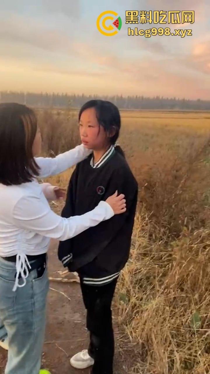 山西女生野外遭7人围殴 视频曝光长达5分钟打骂虐待 真是一群畜生！-6