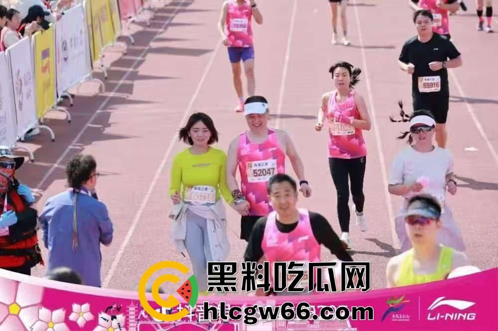 无锡马拉松直播变出轨大赏？远光软件董事长陈利浩牵手人妻边跑边秀恩爱，全国人民抖音围观奸夫淫妇！-9