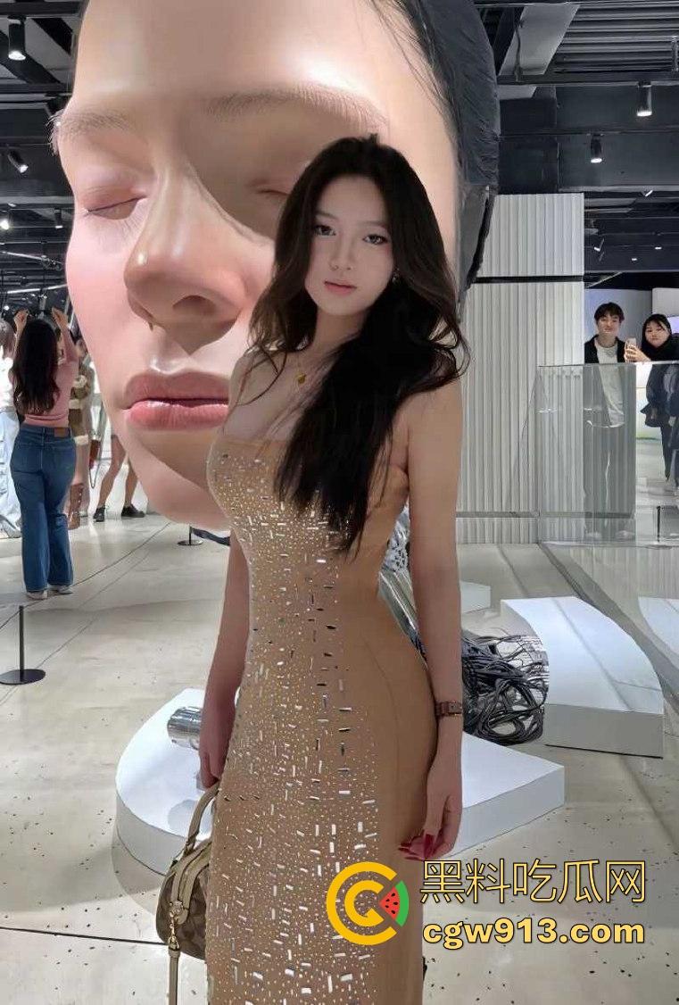 上海大学清纯女神【刘薇薇】被金主在酒店狂干视频曝光，性感黑丝蜜桃翘臀，无套后入猛插，翘臀被拍打的通红！-2