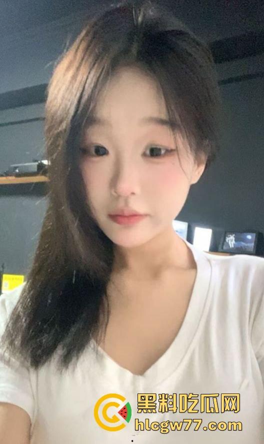 料友投稿 巨水嫩的反差学生妹 每天都沉浸在性爱的高潮中 导致下体已经非常的松-2