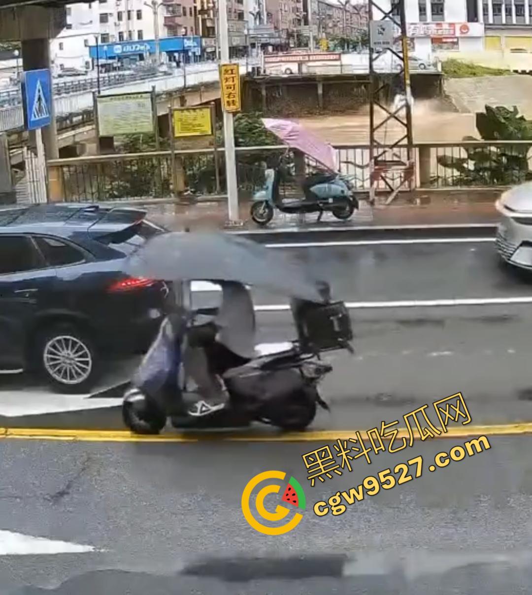 远离女司机！东莞一女司机因操作失误掉河里死亡，监控摄像头全程记录，这操作真牛！-2