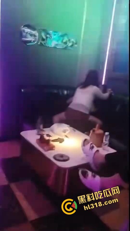 00后小情侣KTV开整，边唱歌边啪啪，操完还把内衣留包厢，雁过拔毛人过留情物！-6