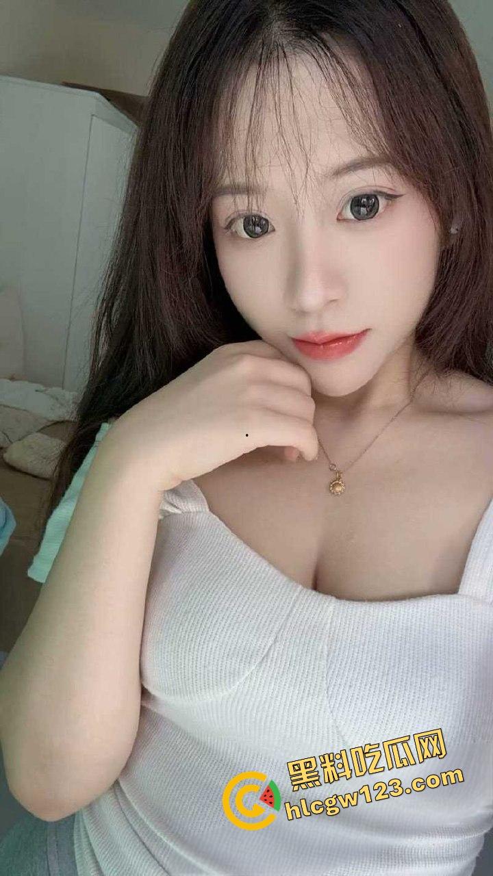 极品高颜值小嫂子被小叔强拖3P， 哥哥不在家厚黑油光丝袜勾魂，喊兄弟前后夹击操的嫂子浪叫不止！-2