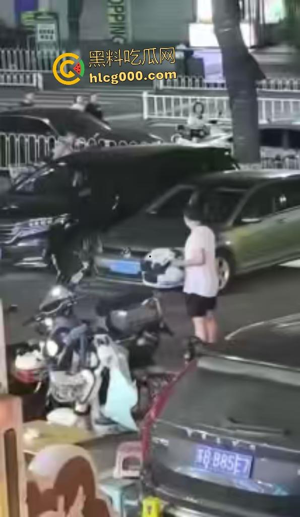 无锡街头裸男老婆被调戏持刀复仇，男小三左腰直接被划开一道口子，差点肾都露出来了！-5