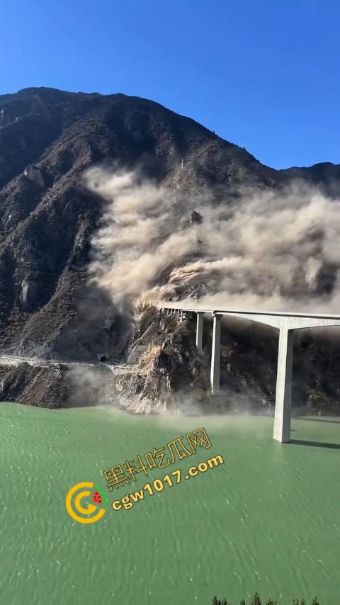 惊悚一幕！四川红旗大桥瞬间坍塌，山体滑坡无情吞噬人类杰作，初建十月竟成废墟，心惊胆战！-1