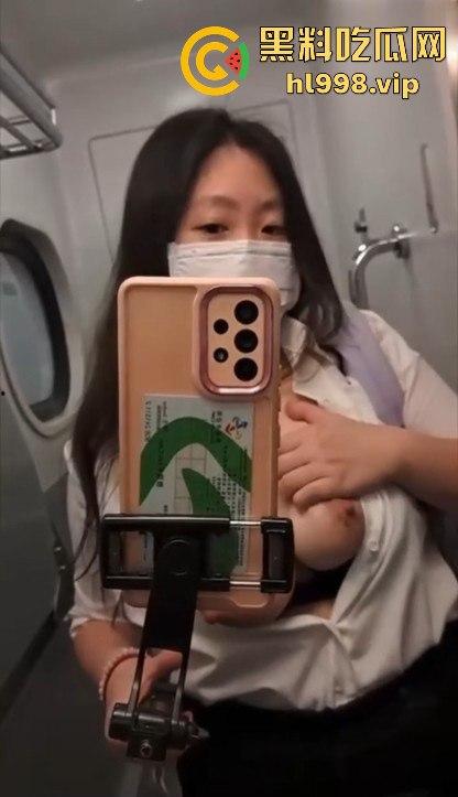 巨乳OL妹妹高铁卫生间开直播！现场揉G奶，为出差通勤找乐子！-6