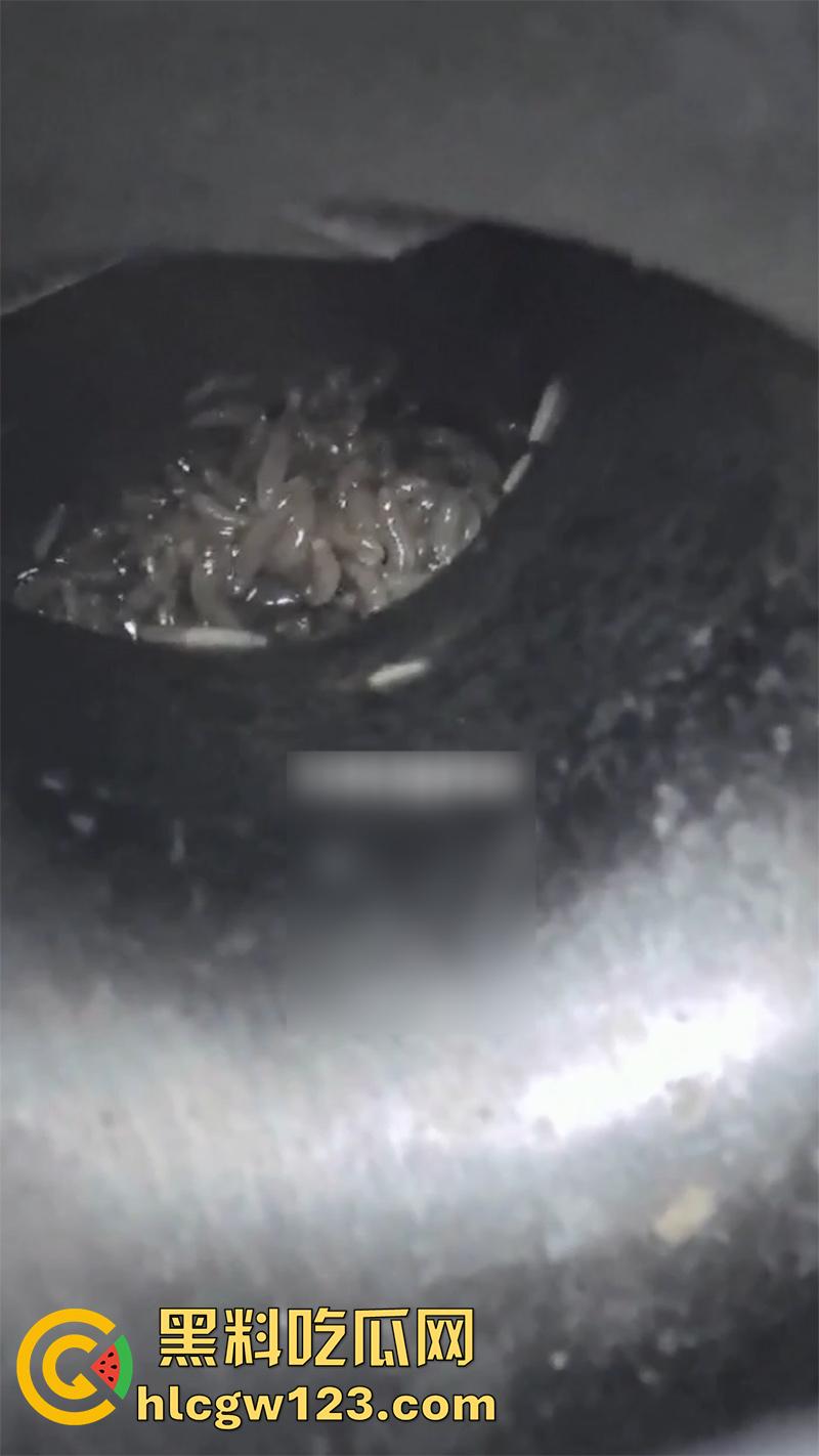 姚北实验学校食堂暴雷，绞肉机里蛆虫密集，被偷拍后将其曝光，太恐怖了实在难以置信！-6