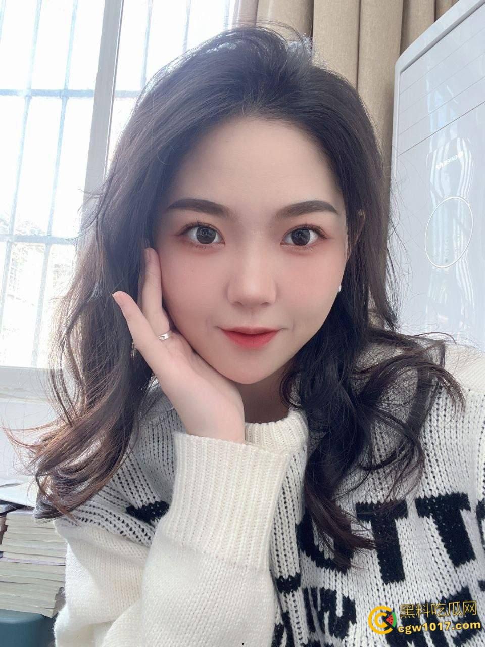 高颜值白嫩御姐，私下里和炮友约炮，穿开裆黑丝对镜后入抽插，跪在洗手间深喉口交，骑乘蠕动做爱吮吸手指 ！-1