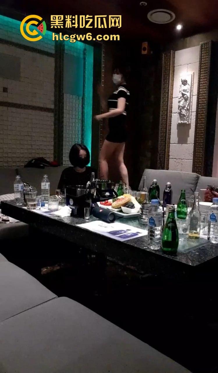 韩国暗黑KTV擦边直播太离谱，36D豪乳坐台妹现场被摸奶扣穴，棒子隔着衣服都要扣出水，再直播估计就现场艹了！-9