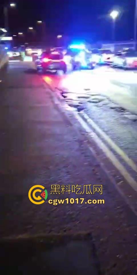 英国一火车发生持刀行凶事件!有多人被送往医院治疗,已有两人被警方逮捕,现场围满了警察像拍电影一样!-1