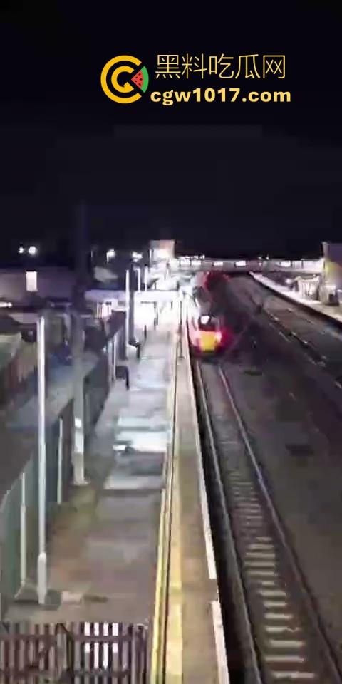 英国一火车发生持刀行凶事件!有多人被送往医院治疗,已有两人被警方逮捕,现场围满了警察像拍电影一样!-4