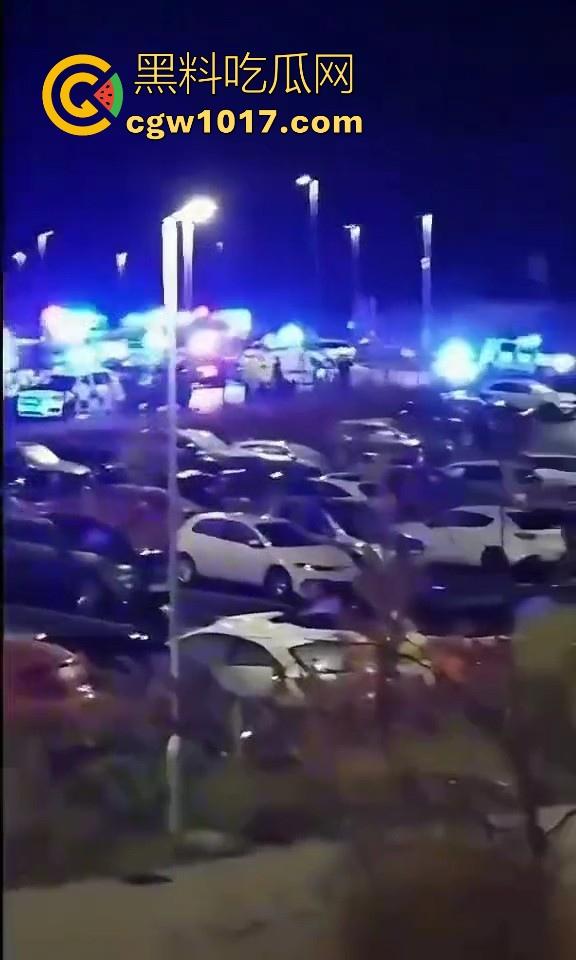 英国一火车发生持刀行凶事件!有多人被送往医院治疗,已有两人被警方逮捕,现场围满了警察像拍电影一样!-6