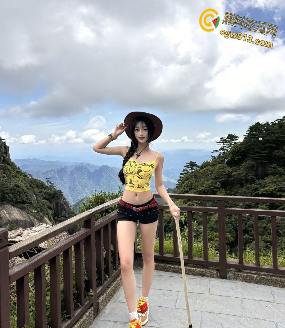 江苏理工大学校花【小蛋挞】 ，被学校富二代包养，穿各种开档黑丝后入挨操，露脸舔屌超反差！-4