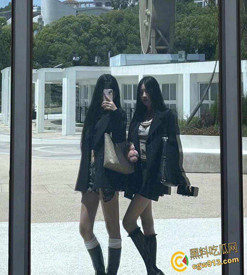 江苏理工大学校花【小蛋挞】 ，被学校富二代包养，穿各种开档黑丝后入挨操，露脸舔屌超反差！-5