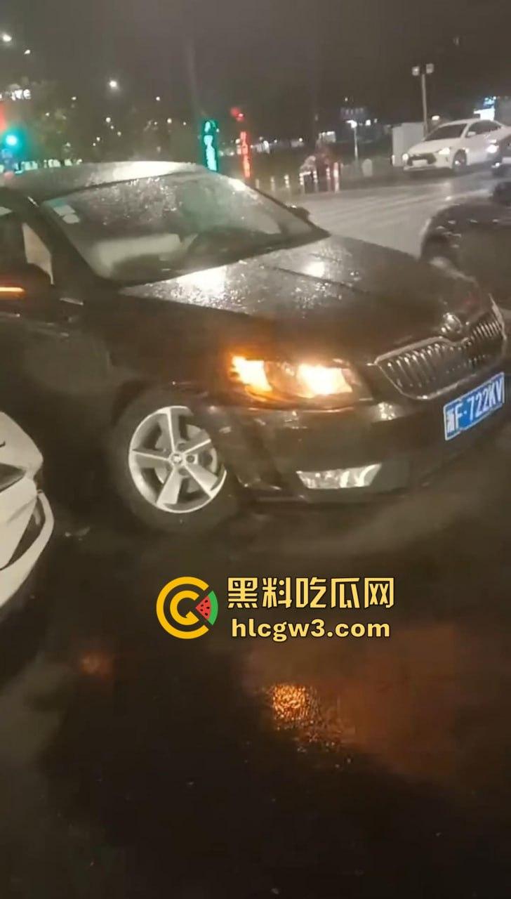 嘉兴海盐百货门口突发车祸!法拉利与斯柯达激烈碰撞,气囊齐爆损失惨重,维修账单成谜!-1