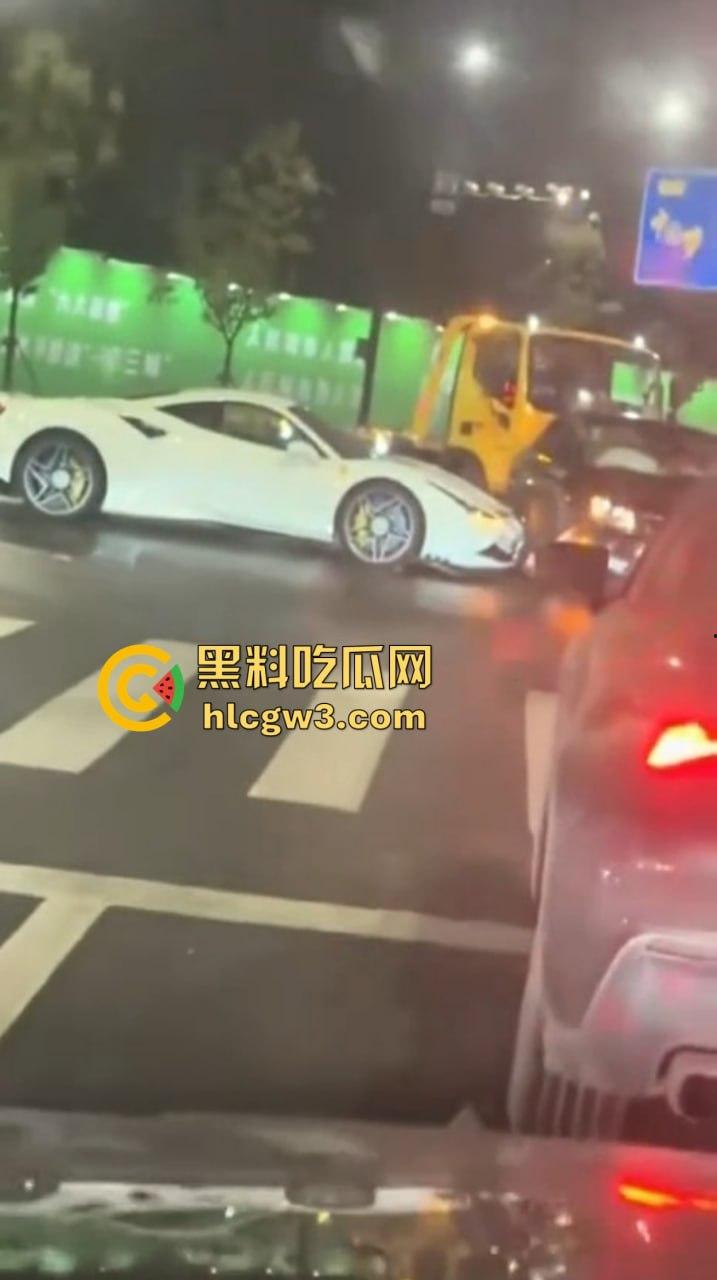 嘉兴海盐百货门口突发车祸!法拉利与斯柯达激烈碰撞,气囊齐爆损失惨重,维修账单成谜!-7